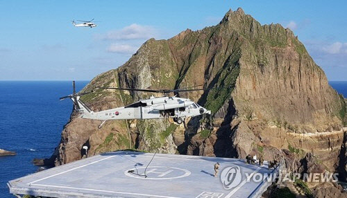 25일 오전 독도에 도착한 해병대원들이 훈련하고 있다. 군은 이날 그동안 미뤄왔던 올해 독도방어훈련에 전격 돌입했다.  연합뉴스
